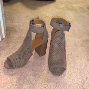 *Like NEW* Tan Universal Thread Heels Sz 8